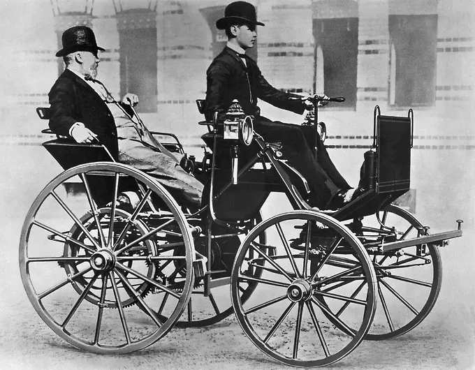 Gottlieb Daimler och Wilhelm Maybach designade motorbilen 1885