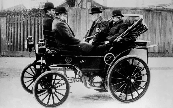 Gottlieb Daimlers bältesdrivna bil, 1895