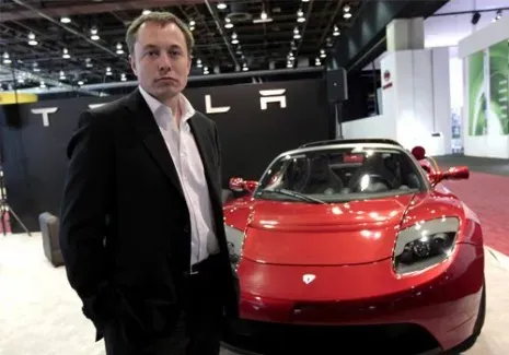 Elon Musk med Tesla Roadster 2008