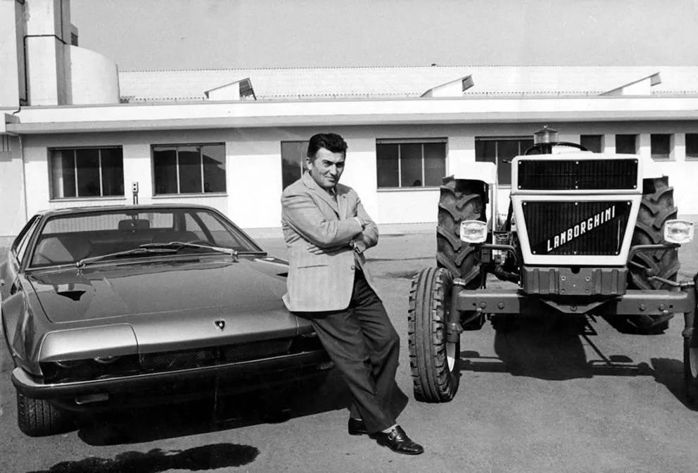 Ferruccio Lamborghini med en Jarama och en traktor av hans märke, 1970