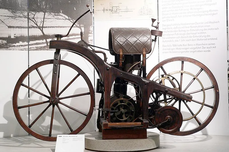 Gottlieb Daimler och Wilhelm Maybach designade Reitwagen 1885