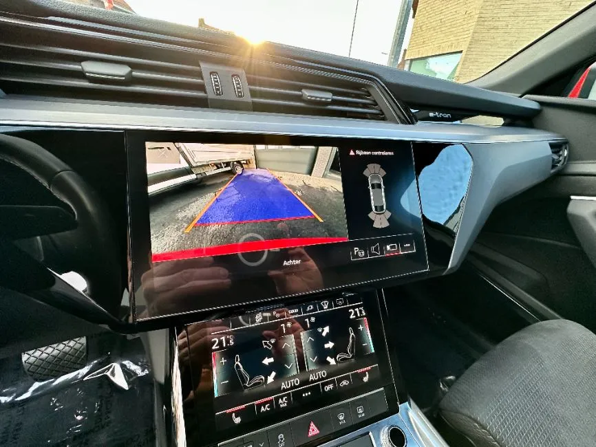 Audi e-tron S-Line Image 14