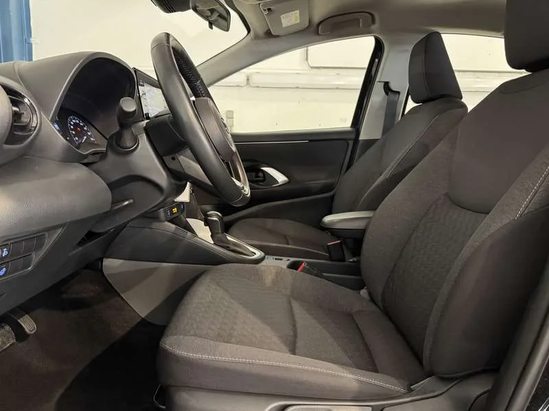 Toyota Yaris 1.5 Hybrid Automaat - VerwZetels+stuur/ActCruise/ Image 12