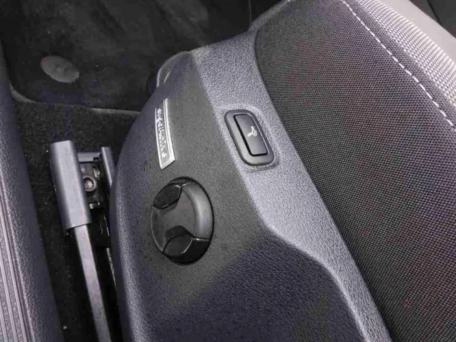 Volkswagen Golf Variant 1.6 TDi 115 Comfortline + GPS + Sport Seats + LED Lights Image 8