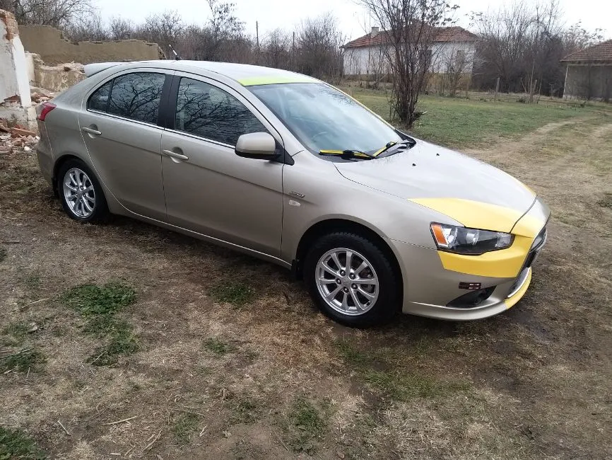 Mitsubishi Lancer hatchback Image 6