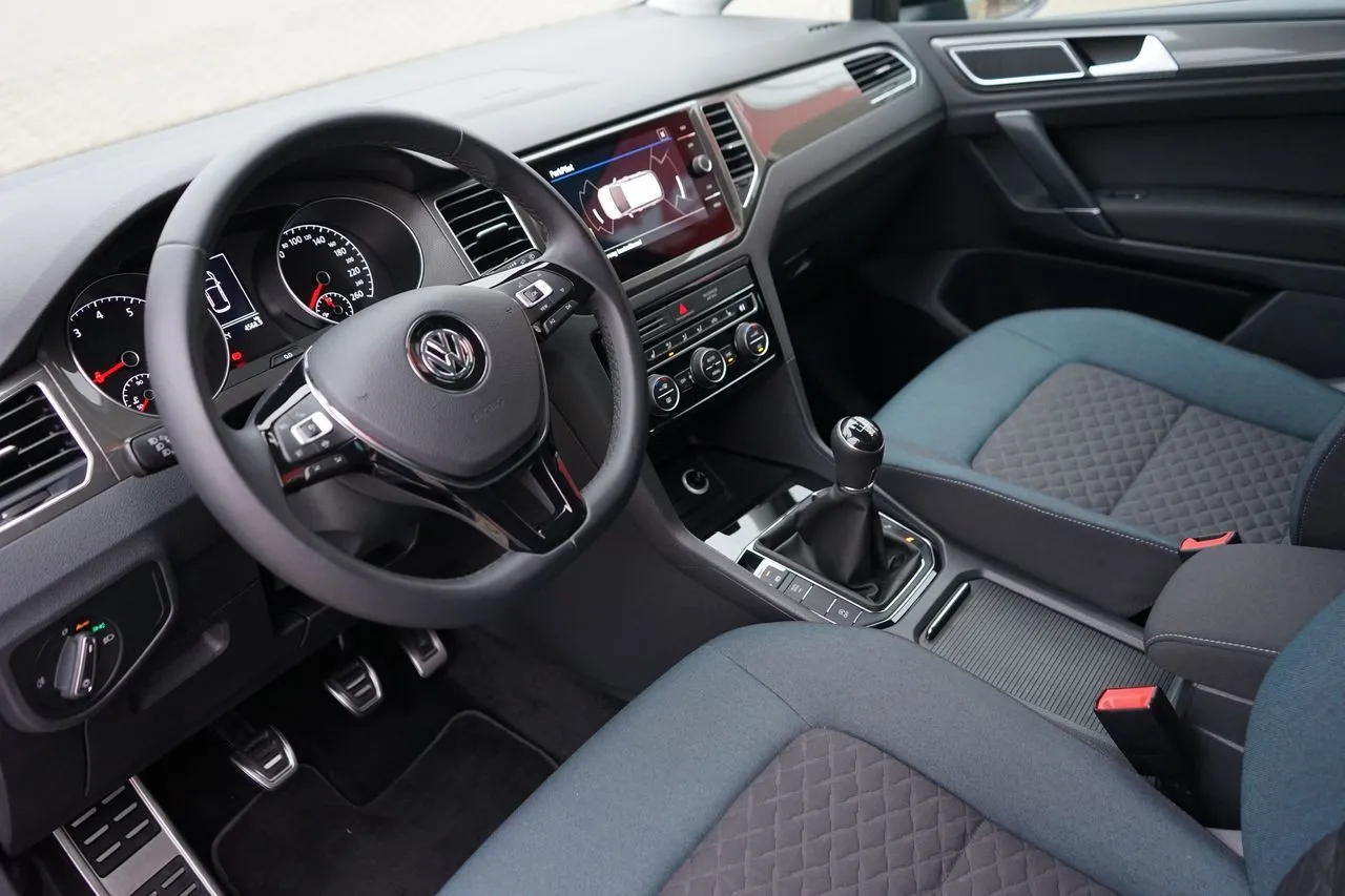Volkswagen Golf Sportsvan IQ.Drive 1.0 TSI...  Image 8