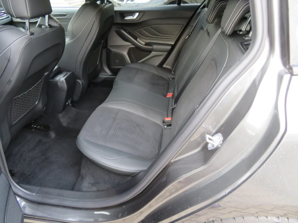 Ford Focus TURNIER 2,3 ST*STYLING PAKET*PERFORMANCE* Image 8