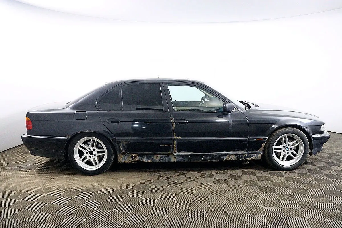 BMW 7-Series  Image 4